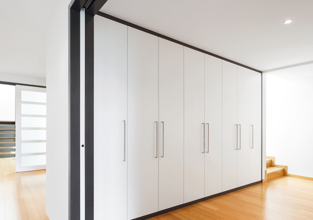 ROUPEIROS & CLOSETS